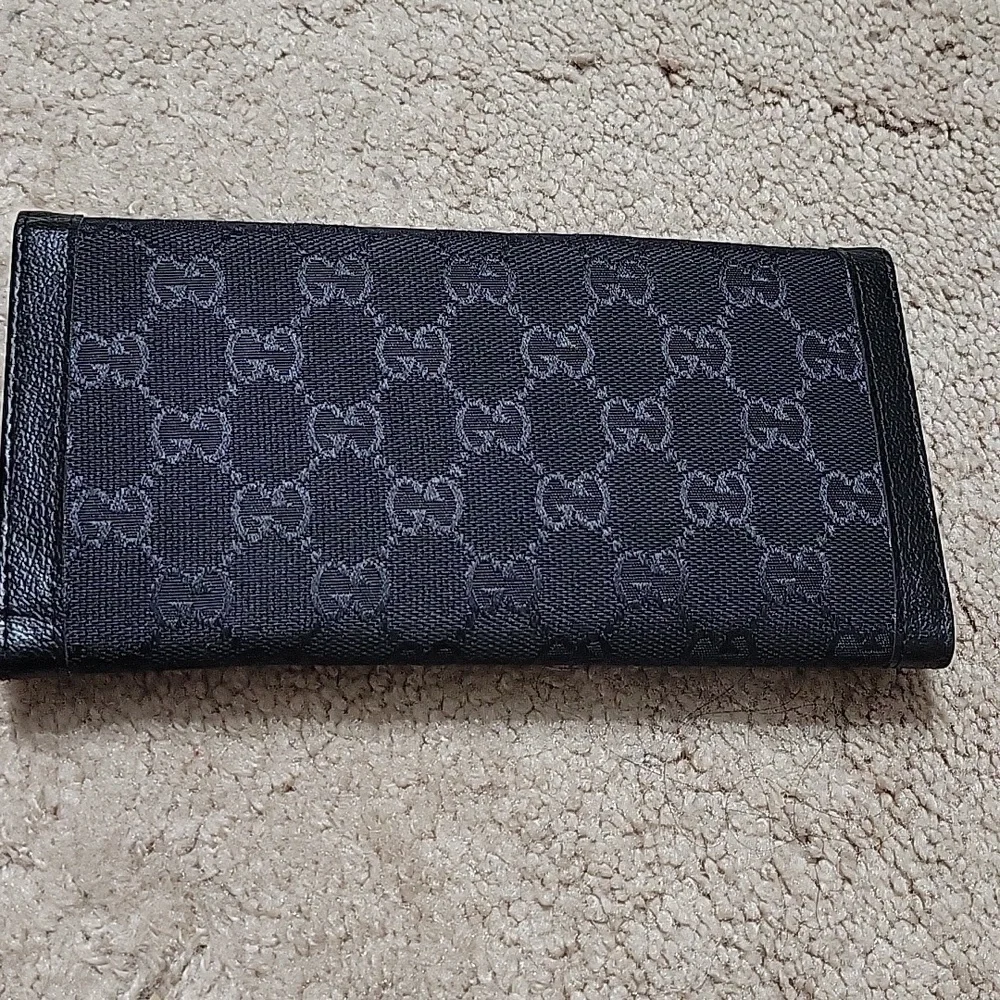 Gucci Black Wallet with Red Stripe and Silver Emblem - Picture 7 of 7